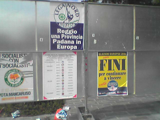 manifesti strappati in campagna elettorale